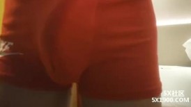 眼镜妹是真的反差婊 太有感觉了随便用水冲一冲 鸡巴就忍不住要大战一番，疯狂艹逼招式繁多