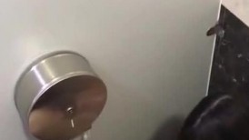 酒吧公厕偷拍一对小情侣在里面吃鲍鱼打灰机