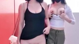 颜值嫩妹【5XSQ小水水&黑猫露娜酱】4K双女户外露出，行驶的车内开逼自慰