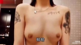 约炮大神网约漂亮兼职纹身妹，视频拍摄特别配合，对白很多很精彩
