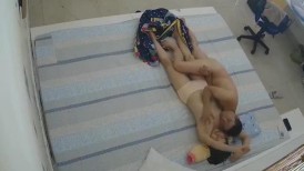 《居家摄像头破解》中年大叔和美少妇大白天的吃鲍鱼 各种姿势啪啪
