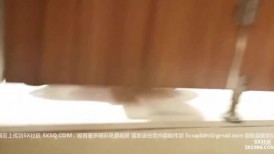 【精品厕拍】，简直色胆包天，勇闯女厕隔板缝挨个偸拍，站起身俯拍，貌似翻车被个妹子发现了