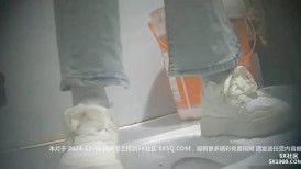 公司同事过生日农庄请吃饭 尾随漂亮女同事进简陋女厕偷拍她尿尿