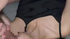 真实绿帽淫妻，两根鸡巴一起插，这次老婆被内射，单男拔出后蹲在床边看她下面，说了句：你以后身体里都有我的东西了