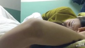 《云盘高质☀️泄密》对白清晰，饥渴难耐小伙小旅店约炮丰满少妇扒光下体又亲又抠进入抽送，销魂淫叫老公，全程真实带入感极强
