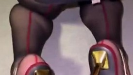 【丝袜美腿高跟控狂喜】推特纯爱夫妇「小楼原创」付费资源 在镜子面前用粗暴的野狗式暴力冲刺黑丝高跟少妇