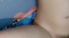 小情侣出租屋啪啪丰满胖妹被小哥掰开大白屁股插入射一肚子