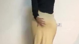 丝袜熟女【优优】私人定制，黑丝骚妈妈性感扭臀脱衣舞,一件一件边扭边脱掰逼淫语诱惑，熟女控必入