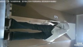 十二月新流出 精品厕拍酒吧女厕高清后拍双腿纹身的黑袜美眉的馒头一线逼