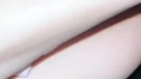 湖北奔驰小哥班花级女神女友当狗玩，直接在车里调教无套抽查，白虎小逼被操刀尿喷一车