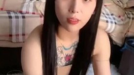 笑起来很甜的气质女神居民楼窗户前开窗后入 窗外看着邻居聊天很刺激