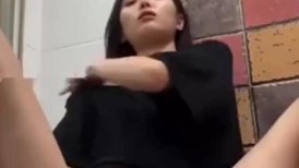 这种忧郁的眼神，一看就是性欲太强，平时没少扣逼1