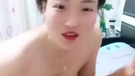 县城的极品小少妇，【小河弯弯】，户外尿尿~道具自慰~无套啪啪~内射口爆吞精，正处在女人最骚气的时刻，看了喷鼻血_门票房108