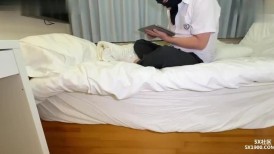 ✨【椰奶淫母】单亲骚妈妈「情深叉喔」穿着亮面肉丝对儿子的性教育，荡母被儿子内射