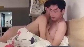 吊钟奶美少妇 上来就投喂猛亲强行让舔逼 扒下内裤主动上位骑乘 大奶子哗哗 完事还不过瘾