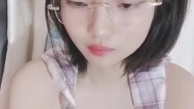 新人眼镜妹妹，【小樱桃乃】，在校清纯学妹，羞涩懵懂的眼神，乳房菊花鲍鱼就在大哥们眼前，嫩度满分