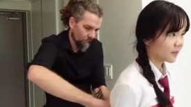 硬核大屌老外和亚裔继女的淫乱生活 吊起捆绑调教JK少女沉浸式玩弄青春酮体 AV棒激震嫩穴 敏感高潮痉挛失禁