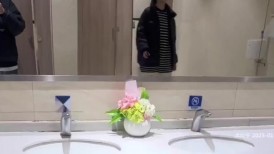 【极限厕拍】，色胆包天坑神勇闯商场女厕，偸拍几位露脸美女小姐姐方便，长发长裙美女看了很有感觉