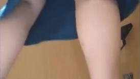 【精品厕拍】，商场女厕高清偸拍，眼镜小姐姐嘘嘘，两片阴唇从合到开，看的有点鸡动啊