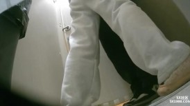 一月新流出新宝地 高清酒吧女厕全景后拍 全是年轻漂亮小姐姐猴急男尾随女伴进厕所直接就摁住后入一顿操