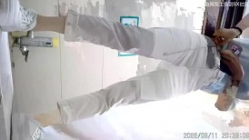商场女厕蹲守手臂上纹身绝色靓妹 黑色情趣内包裹的骚唇又长又窄