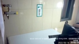 商场女厕齐逼裙凉高跟姿色富婆 刮完毛充血骆驼趾又紧又窄看射了