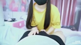粉嫩白虎清纯少女【懒懒猪】 外卖少女的赔偿，勤工俭学的女孩不小心弄撒客人外卖~只能用自己来补偿宅男