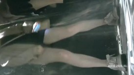 酒吧女厕偷拍西装上衣小黑裙美妞嫩白的皮肤和紧窄的穴洞真想上