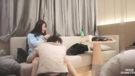 精致小美女粉嫩嫩肉体很美味 极品一流 抠逼揉奶忙个不停 压上去用力啪啪抽插