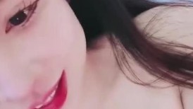 【今日首播红唇网红女神】全裸大尺度自慰，张开美腿双指猛扣，搞得骚穴很湿一直流水，娇喘呻吟，爸爸快操我骚话多
