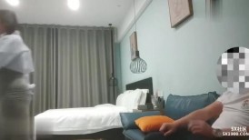 探花大神老王❤️2600元约到的离异少妇，小包臀裙让我欲罢不能，后入水很多呻吟给力