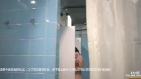 游泳馆内部员工一路游走偷拍 多位美女少妇冲凉换衣服-3