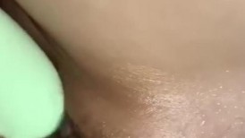 单位领导酒店潜规则身材不错的美女同事 先用按摩棒玩一下她的嫩鲍鱼
