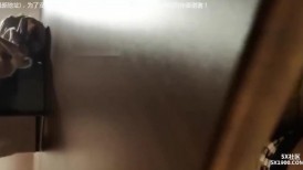 大神潜入办公楼女厕近距离贴B拍 几位美女同事的美鲍鱼