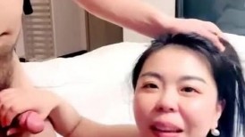 活好不粘人的骚姐姐跟小哥激情啪啪，让小哥吃奶玩逼淫水多多冒白浆，69口交大鸡巴，无套爆草，浪叫呻吟不止