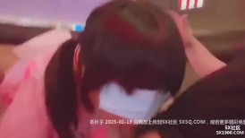 ⚡清纯可爱小母狗嫩妹【包崽崽崽】KTV篇 肉嘟嘟可爱粉嫩小穴湿粘淫汁，被主人爸爸抓着头发用力的插入她的骚逼 2肉包 (1)
