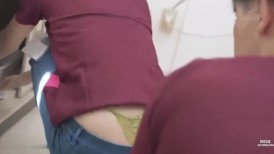 [无码破解]PRED-741 我和一个沮丧的兼职已婚女人有染，她无意识地用她的大屁股引诱我，并在她背后射精。 白峰美宇