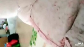 【母子乱伦】“你到底想干嘛呀？”全程拍摄小伙在家强上母亲，把妈妈撂倒后强行插入直接内射