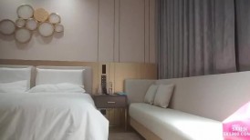 漂亮巨乳小姐姐 你骚不骚 骚真的很骚的 身材丰腴逼毛浓密性格甜美69吃鸡舔逼 后入猛怼大奶狂甩 可惜小哥射的快