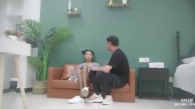 漂亮萝莉美眉 啊痒死了要要 不能 我不射里面 身材娇小很可爱的萌妹子小穴抠的受不了求操 在沙发被忽悠无套
