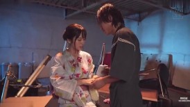 [无码破解]HMN-261 烟火大会之夜，突如其来的大雨造成了混乱。我和伤心欲绝、浑身湿透的同学跑到情人旅馆合住一间房避雨。新井莉玛