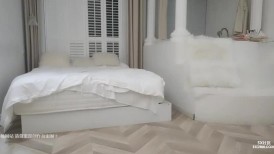 两中年大叔酒店找两个少妇一起玩情色小游戏一起玩4P啪啪 长的漂亮点的少妇被两个男人轮流干到受不了