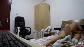城中村房东出租屋偷装摄像头监控偷拍 卖淫女租客和各种嫖客的性交易各种动作片不输AV (2)