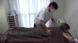 FC2 4615397 *到2/9为止半价【无/正篇Mufufu】一开始有些困惑的健硕身材的大小姐，欢呼着屈服于色情按摩的猛攻！ ？然后她通过特殊的按摩一次又一次地达到高潮！