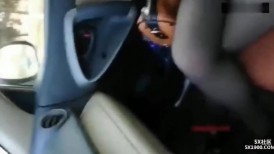 禽兽！「先生」勾搭路边等车的骚妇，水中下药后在车里强上！没想到是个极品鲍鱼！