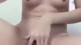 【极品稀缺唯美重磅】调教白幼瘦学妹裸体拍照和宿舍拍自慰视频流出 刚入大学的妹子漂亮全裸真嫩啊 高清720P原版MN (2)