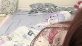 乖巧嫩妹妹！一脸呆萌自慰秀！小鲸鱼跳蛋塞穴，搞得小穴好湿，震动阴蒂，嫩逼好紧，慢慢塞入