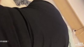 猥瑣大叔趁美女同事喝多了帶回酒店強操 美女雖然有點不情願但是也沒辦法