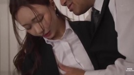 [无码破解]CAWD-796 被臭中年男人关在邻居家的垃圾房里调教…被连续56次中出而怀孕的女学生的命运…相泽美优