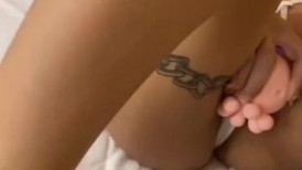 你的小太阳__「 被欺负到哭了 」好玩一直玩，好干一直干，不停玩弄我的穴和屁眼，狂插猛抽直到我说「我不要了」，还是不停的干，双穴都要被玩坏了.